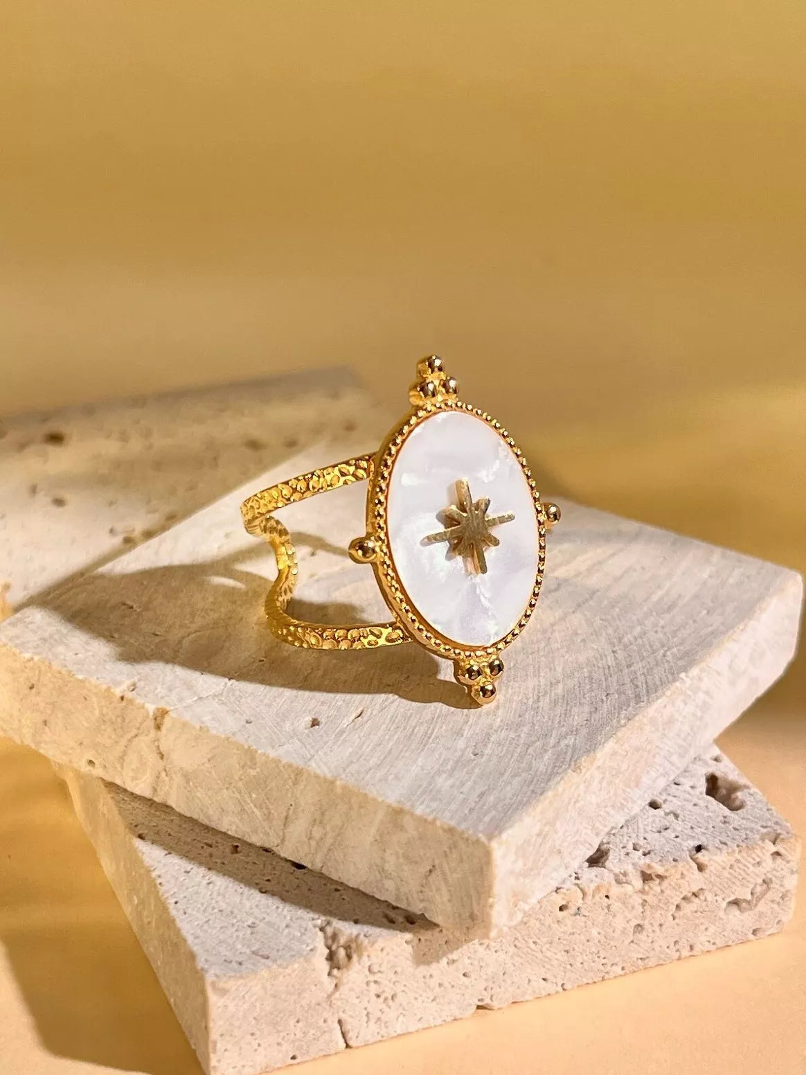 Bague ovale nacre blanche étoile