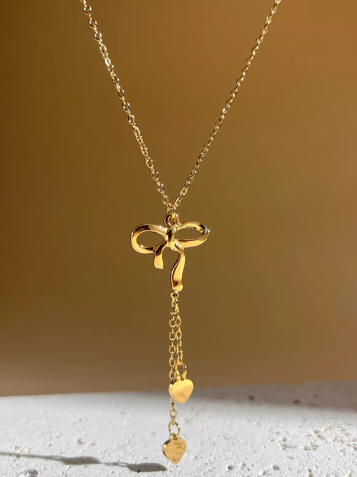 Collier chaîne fine pendentif nœud papillon et 2 petit coeur