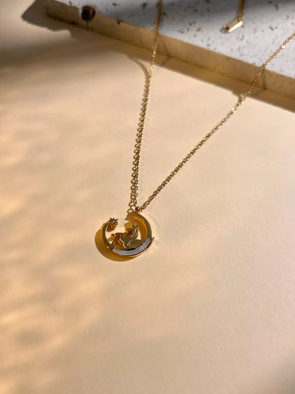 Collier Pendentif Licorne et Lune Nacrée en acier inoxydable Doré