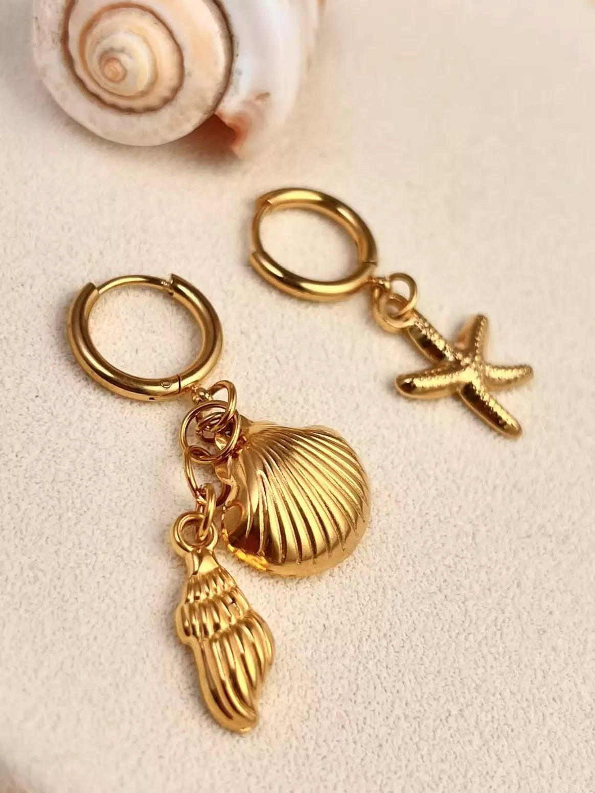 Créoles asymétriques acier inoxydable breloques coquillage