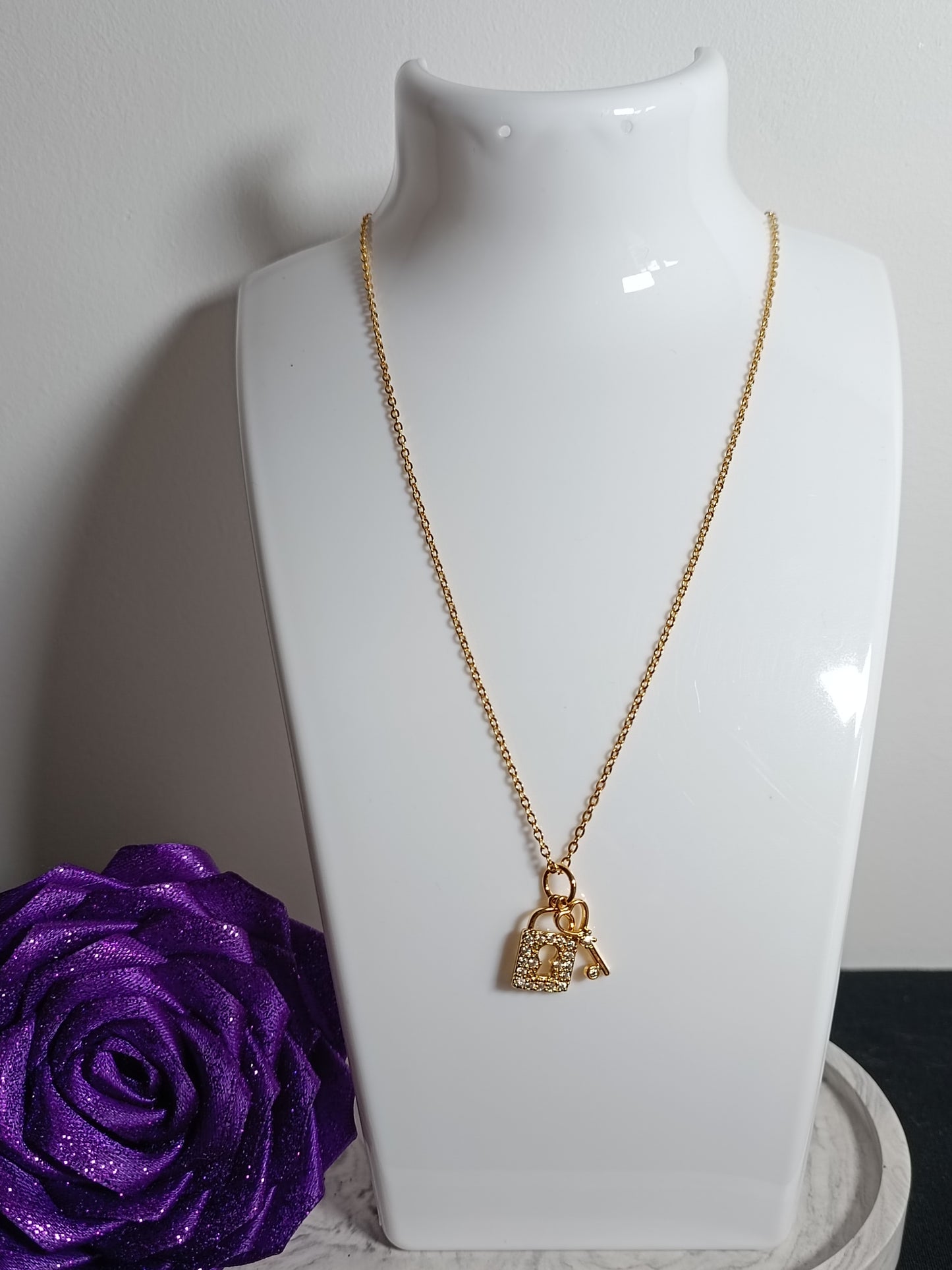 COLLIER CLE